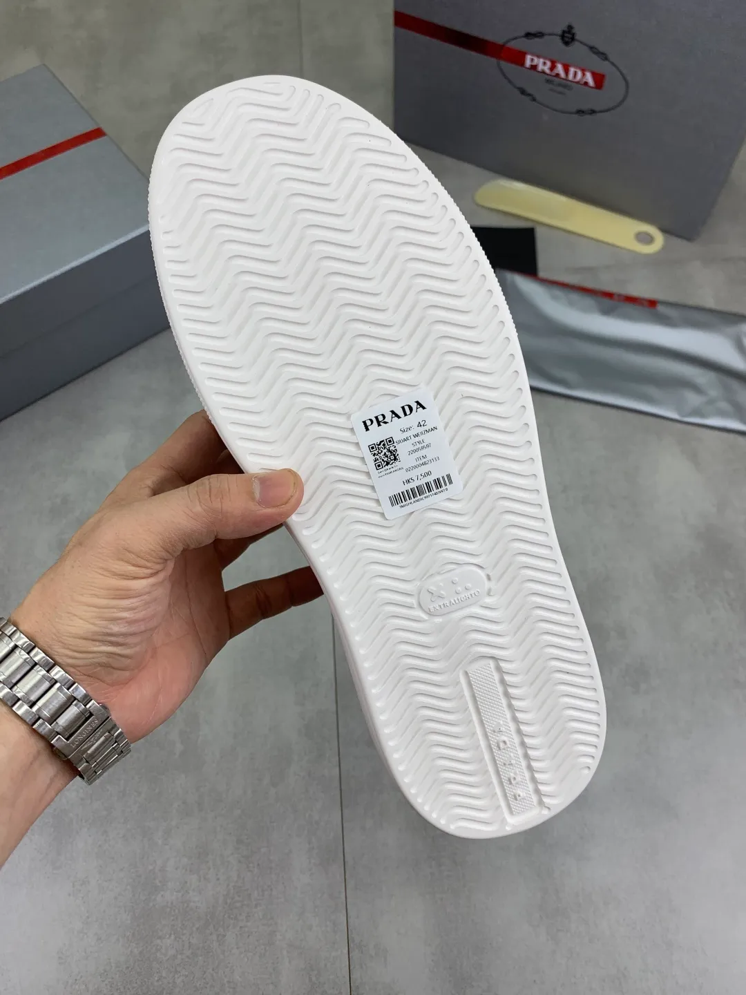Men's shoes 💰P560💰 [New model] High version official website popular model is on the market, 🆘 Trendy brand (Prada) mainly promotes popular model, avant-garde and versatile fashionable men's shoes private version mold opening, cowhide surface splicing 1:1.. Stylish and simple, original imported cowhide lining cowhide feet; the atmosphere and personality are more fashionable, eye-catching and pursuing class. It will subvert the old idea and be a must-have for fashion trendsetters with you! Must keep it for yourself! Tall and comfortable, large and low, high-end quality workmanship. Code number: 38-44 5⃣️colors available.